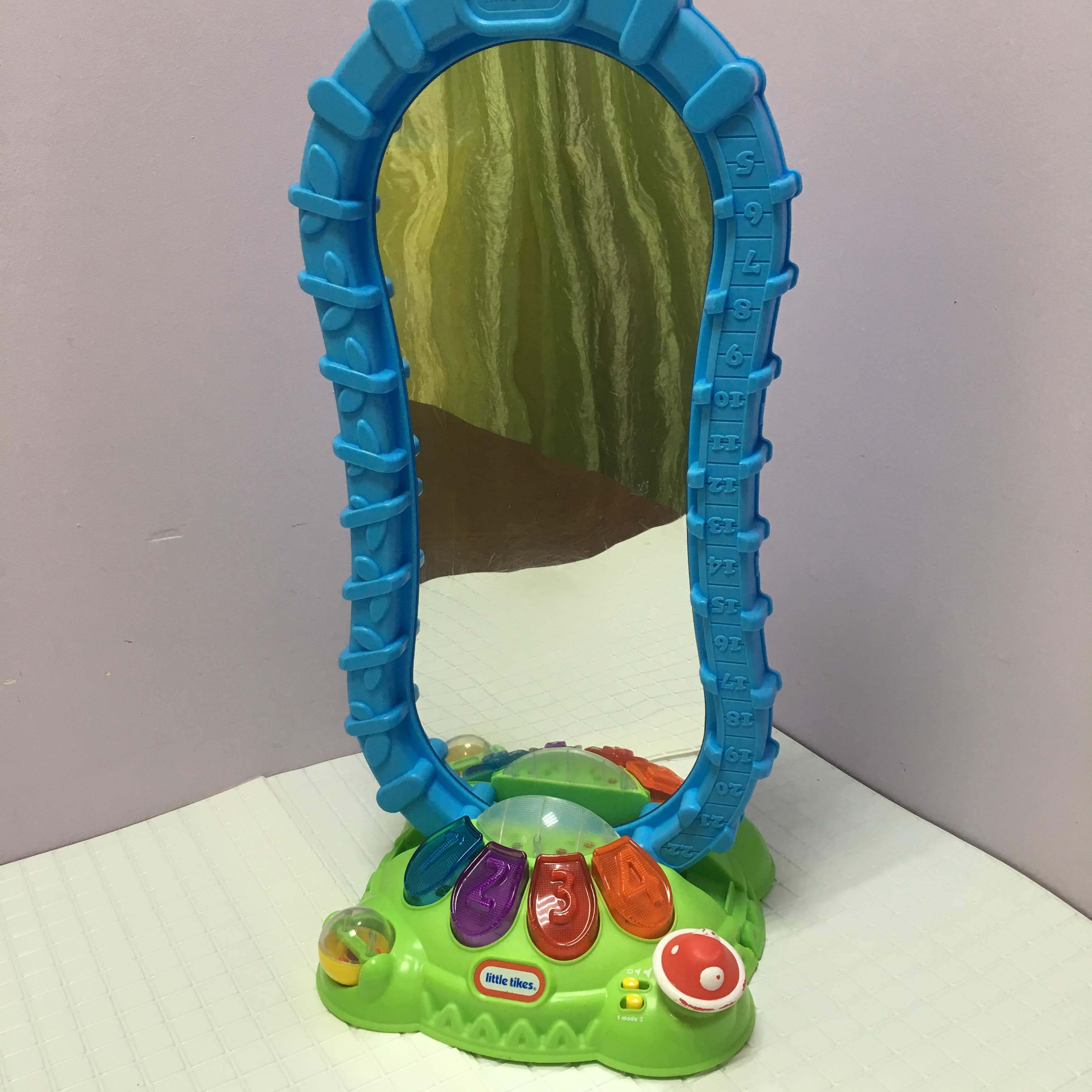 Mirror lil. Музыкальное зеркало little Tikes. Развивающая игрушка зеркало little Tikes. Музыкальное зеркало игрушка. Развивающие игрушки музыкальное зеркало.